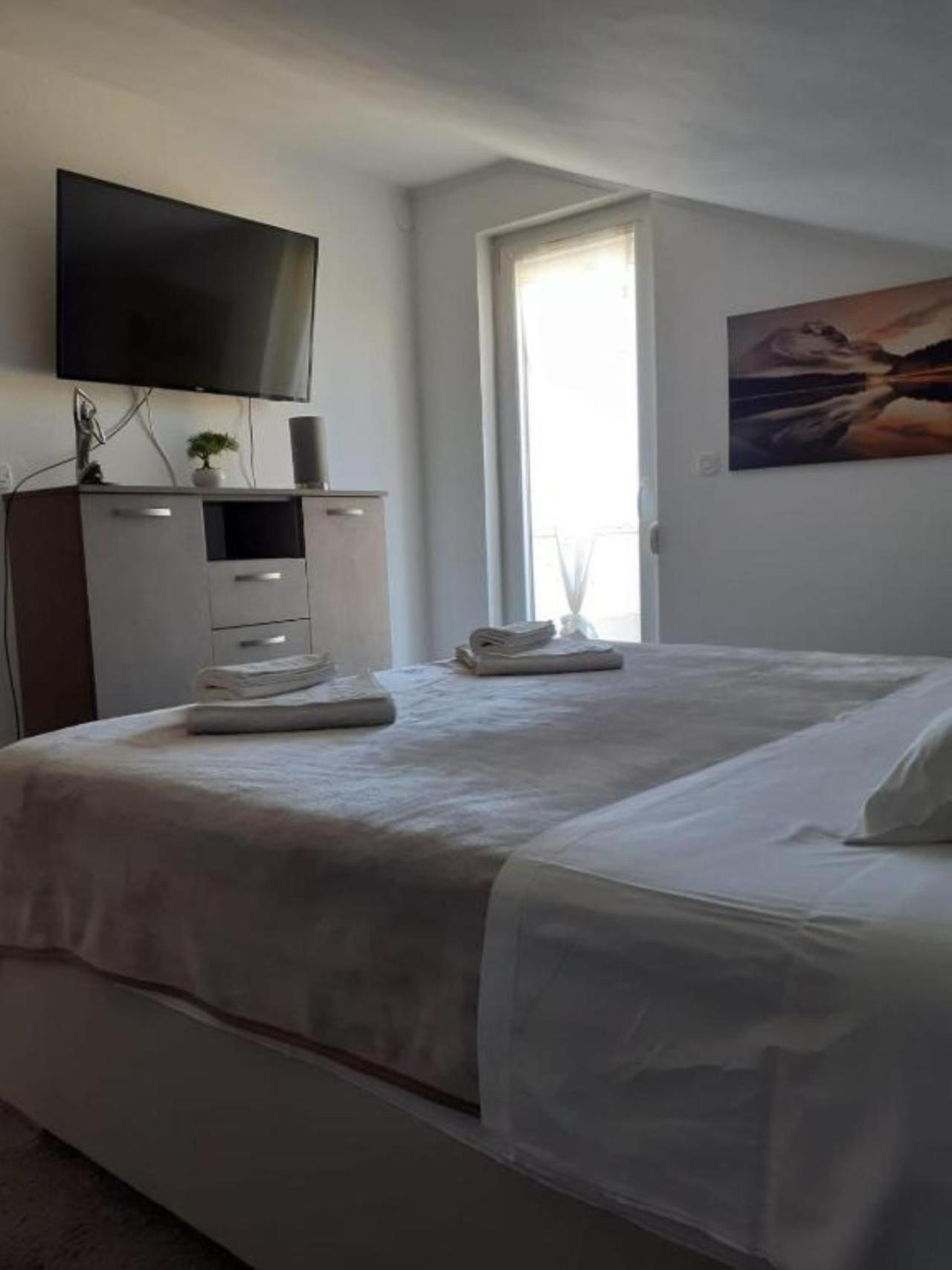 Banjol Guest House Lucija מראה חיצוני תמונה